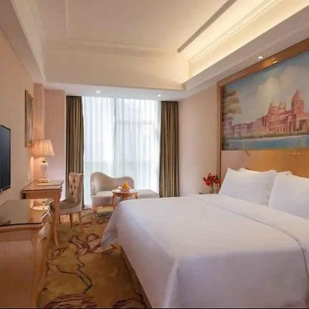 Vienna Hotel Shenzhen Baoneng City Plaza Екстериор снимка